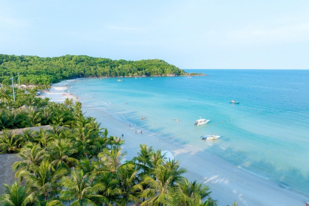 Kem Beach in Phu Quoc Island with turquoise water and palm trees