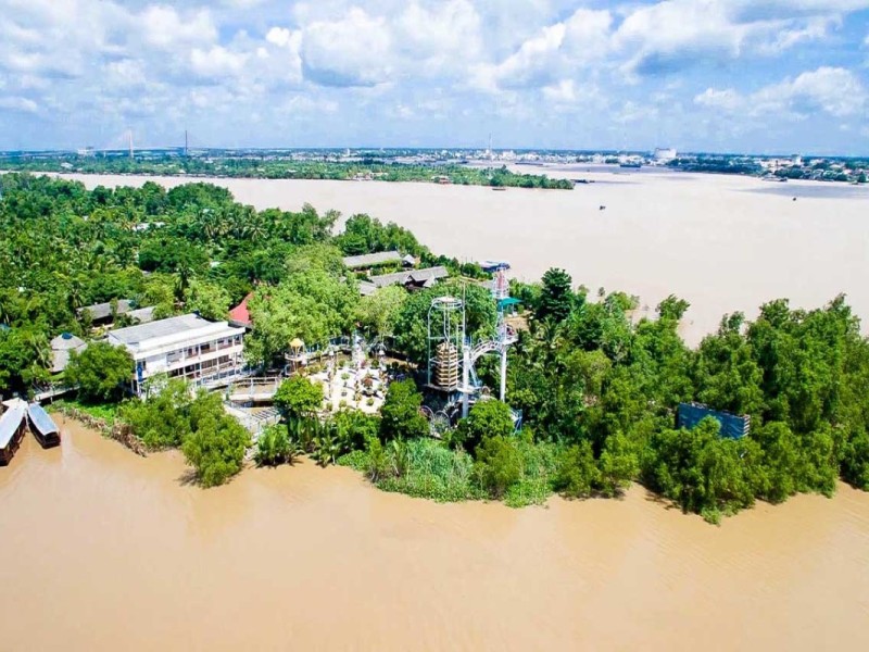 Coconut groves on Minh Islands in Ben Tre, surrounded by waterways, highlighting the region's agricultural richness and natural beauty.