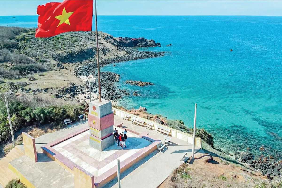 Phu Quy Island Coastline in Binh Thuan A breathtaking view of the Phu Quy Island coastline in Binh Thuan