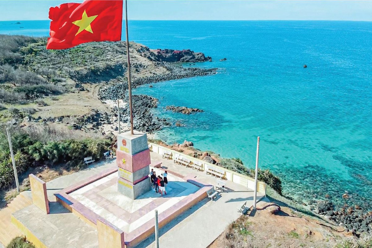 A breathtaking view of the Phu Quy Island coastline in Binh Thuan