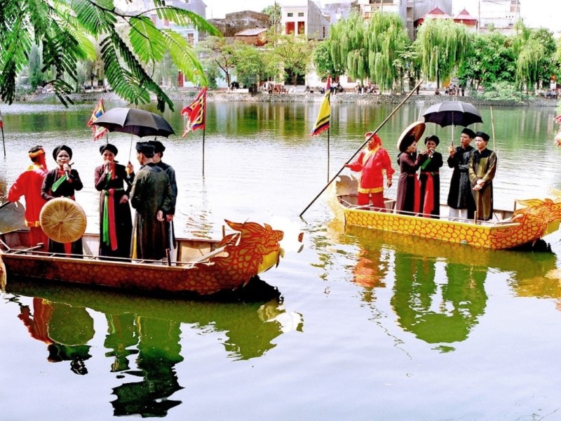 Traditional Quan Ho singing performance on boats in Bac Ninh festival