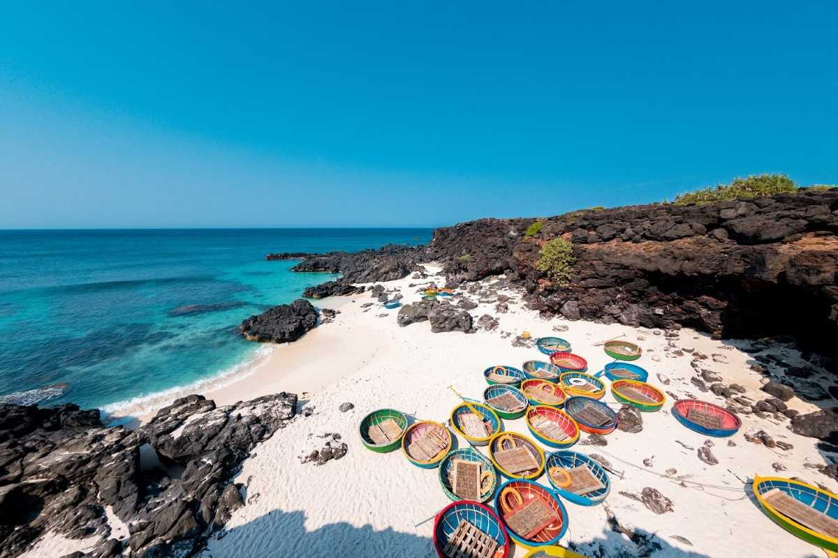 Quang Ngai Ly Son Island Round Basket Boats on White Sand Round basket boats lined up on the white sandy shore of Ly Son Island, Quang Ngai, Vietnam.