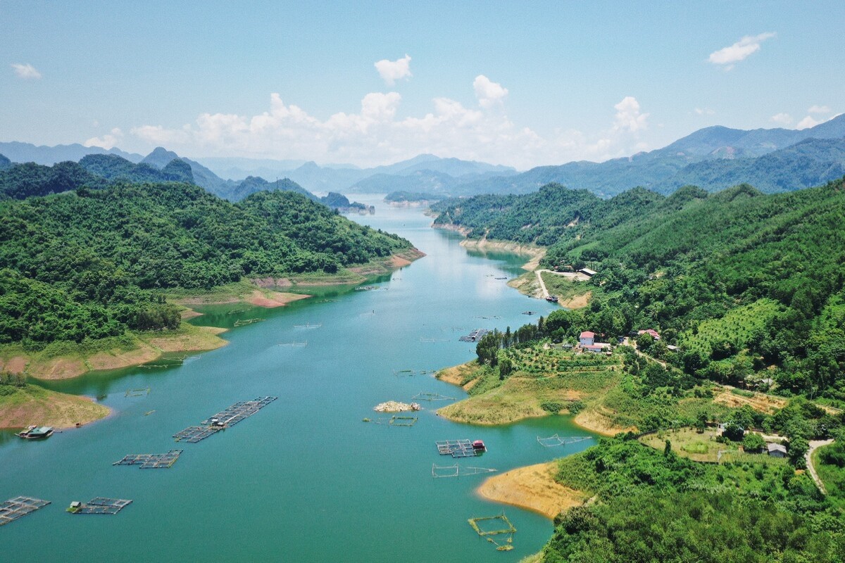 Scenic view of Hoa Binh River and mountains in Vietnam