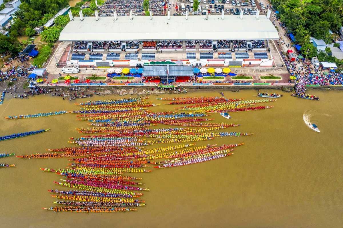 Soc Trang Ooc-Om-Bok Festival Traditional Boat Races Soc Trang Ooc-Om-Bok Festival features colorful long boats racing on the river, celebrating Khmer harvest traditions.