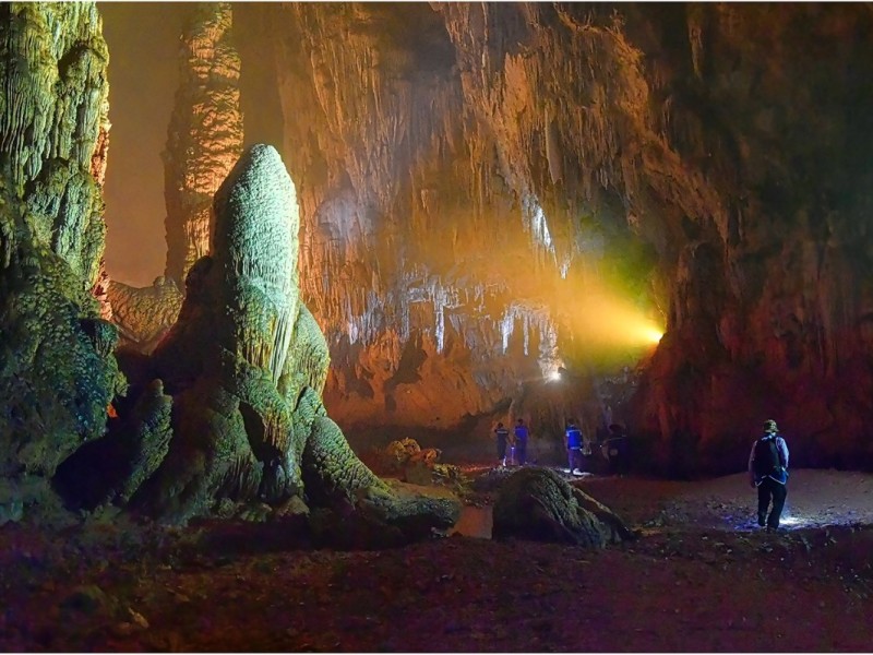 View inside the magnificent Nguom Ngao Cave in Cao Bang, showcasing stunning limestone formations.