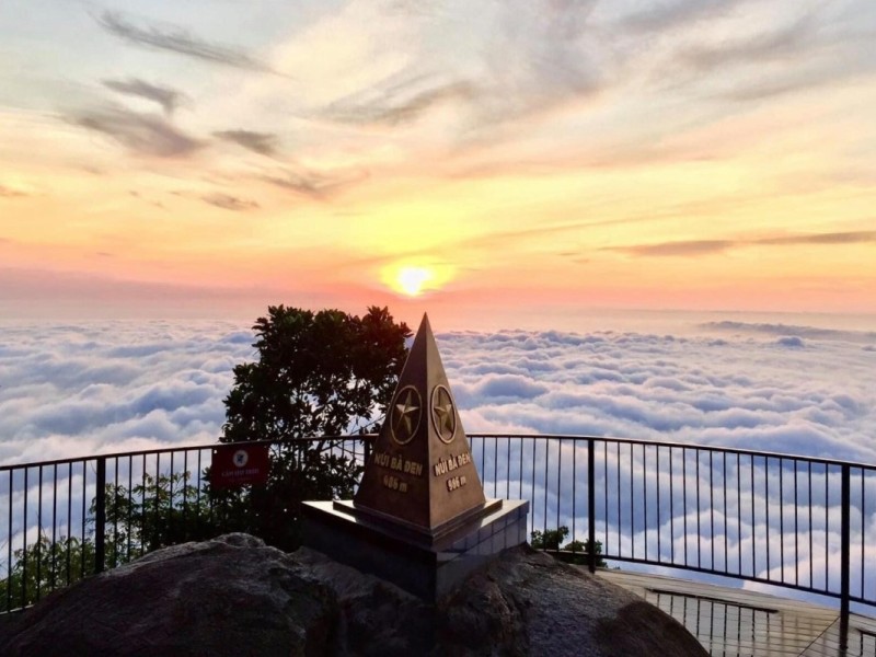 A stunning sunrise at Ba Den Mountain's summit, with views above the clouds.