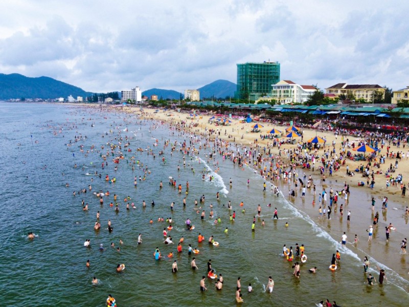 Rocky shoreline of Thien Cam Beach in Ha Tinh, a peaceful coastal escape