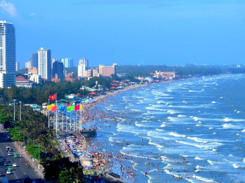 Thuy Van Beach in Vung Tau, bustling with tourists and vibrant beach activities