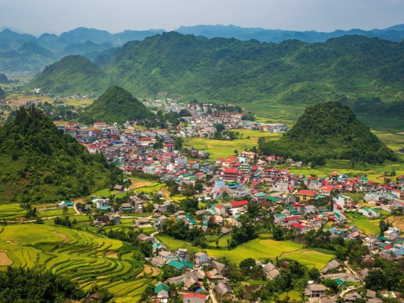 The town of Tam Son in Quan Ba District, Ha Giang, surrounded by green rice terraces and limestone hills.