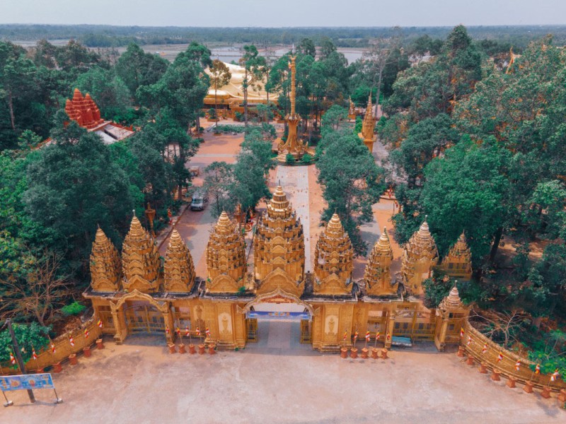 Aerial view of Vam Ray Pagoda in Tra Vinh, highlighting its Khmer architecture.