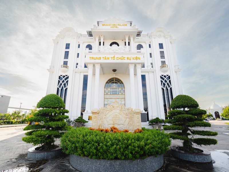 Grand View Palace Hotel front entrance with garden