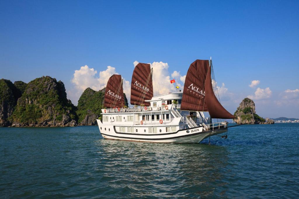 Full day Private Halong Bay Cruise from Hanoi