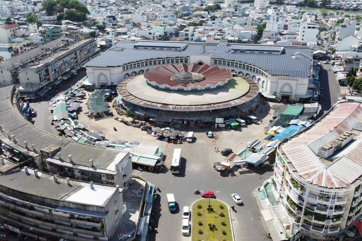 Bird’s-eye view of the circular Dam Market and its surrounding commercial blocks in Nha Trang city center.