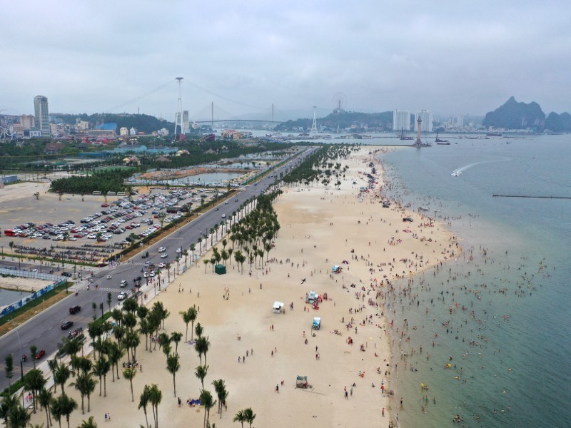 Hình ảnh bãi biển Bãi Cháy nhộn nhịp với du khách vui chơi