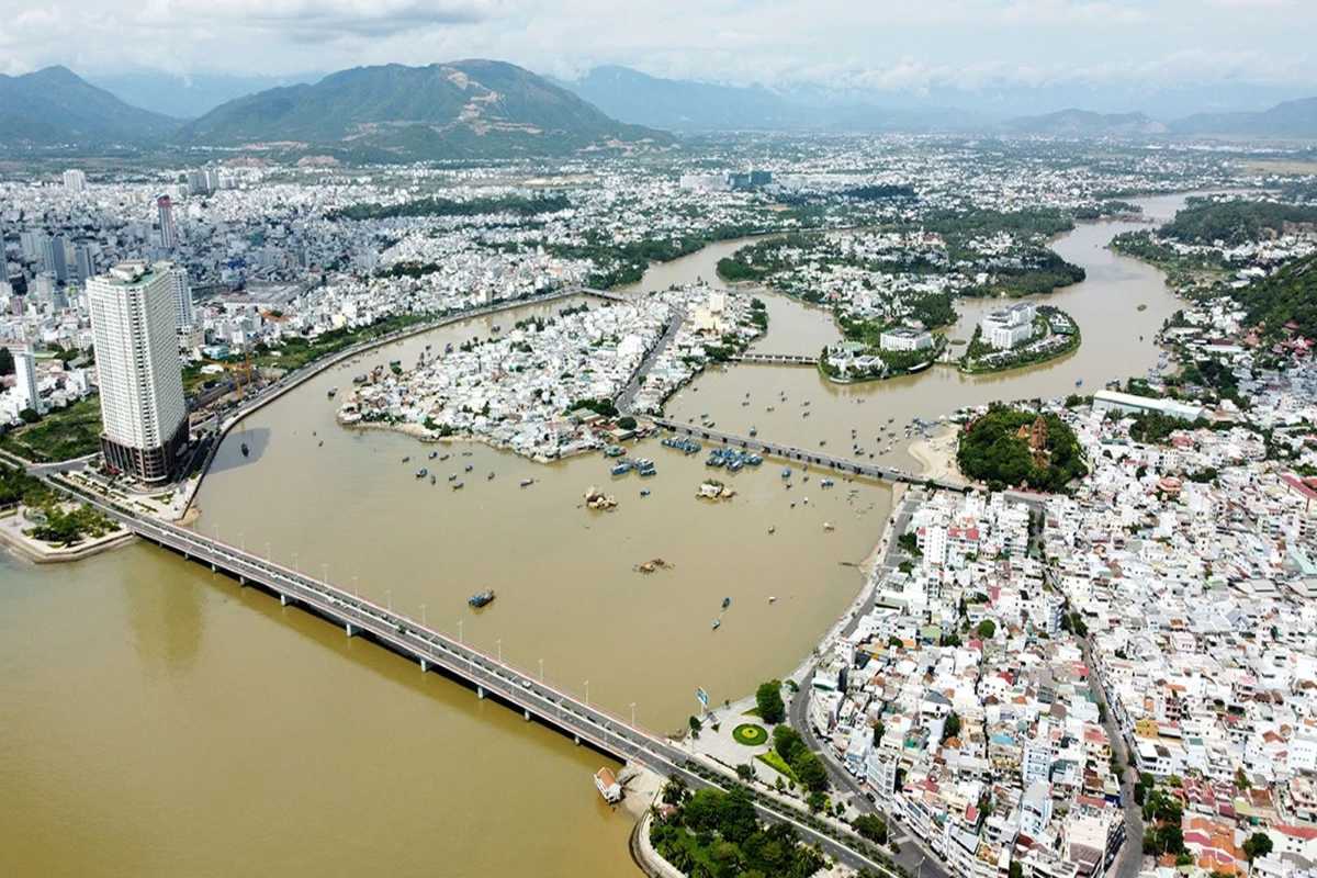 Curving path of the Cai River as it winds through Nha Trang city with a view of bridges, neighborhoods, and temple landmarks.