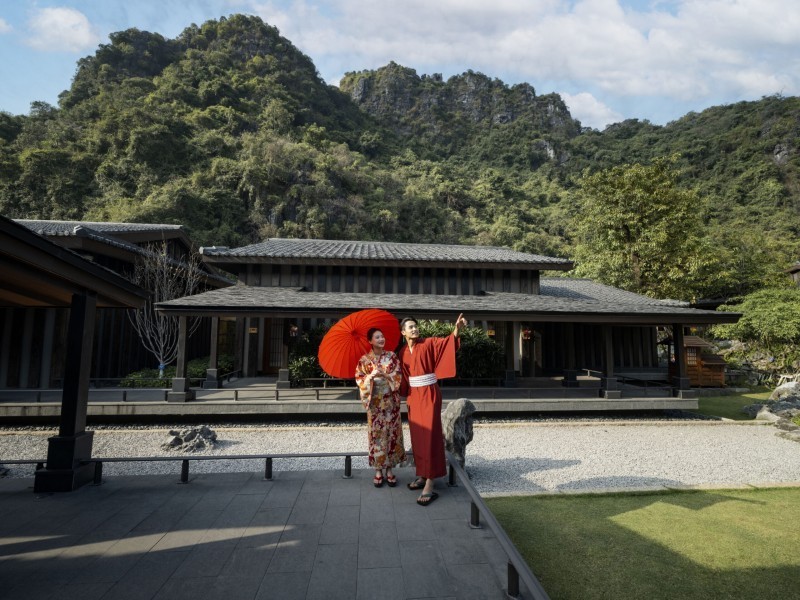 Cặp đôi mặc yukata khám phá Yoko Onsen