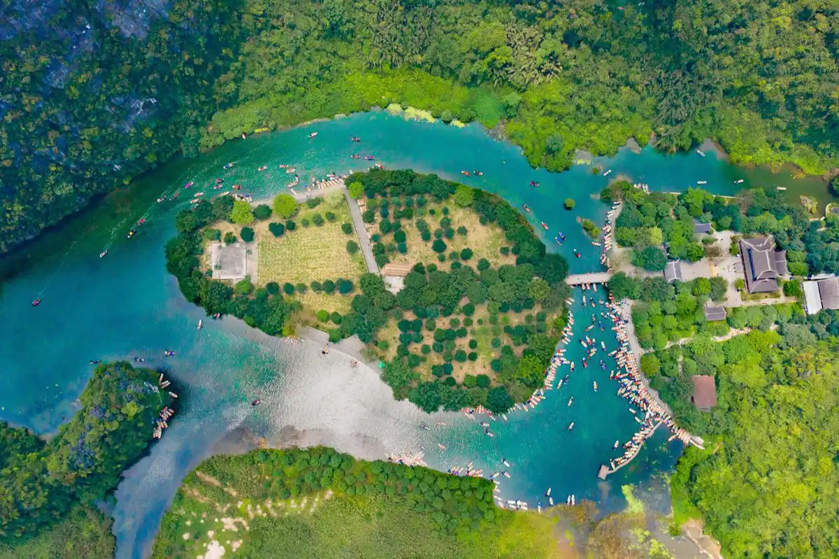 Full day Bai Dinh pagoda and Trang An grottoes in Ninh Binh