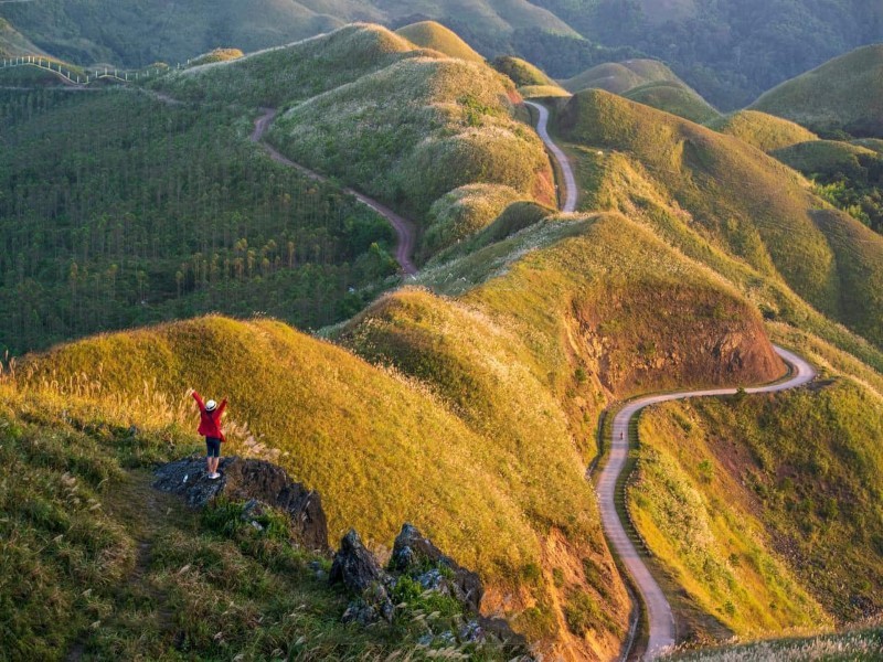 Ánh giờ vàng chiếu rọi Bình Liêu với những con đường uốn lượn.