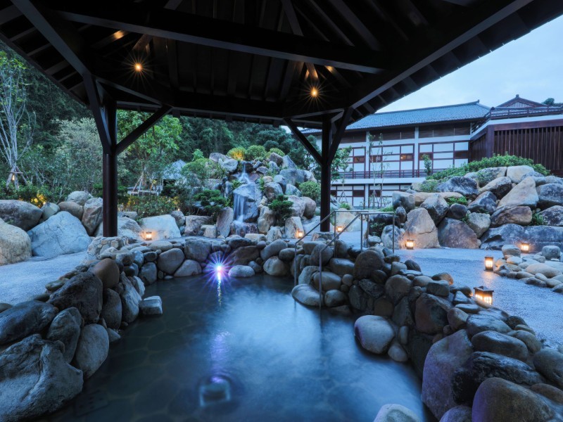 Hồ onsen ngoài trời với cây xanh tươi mát