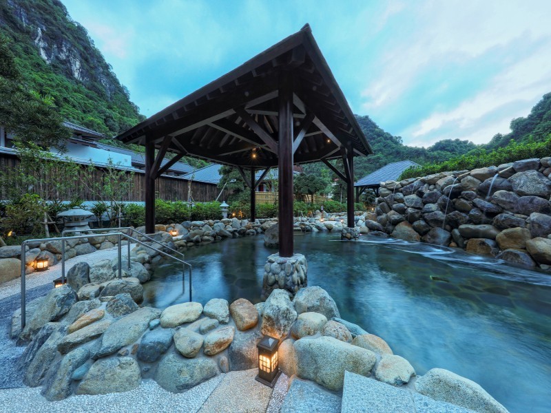 Hồ onsen ngoài trời nhìn ra thác nước tự nhiên