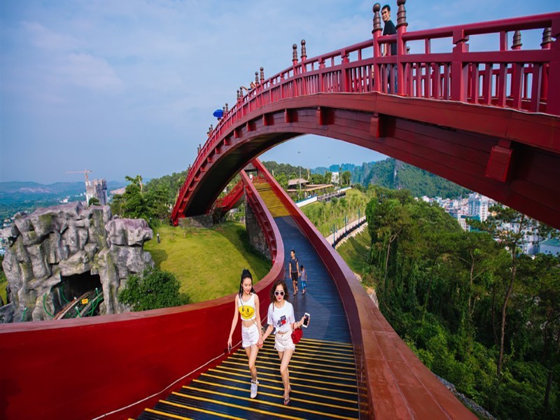 Hình ảnh khu vui chơi với cầu Koi đỏ nổi bật trên Đồi Ba Đèo