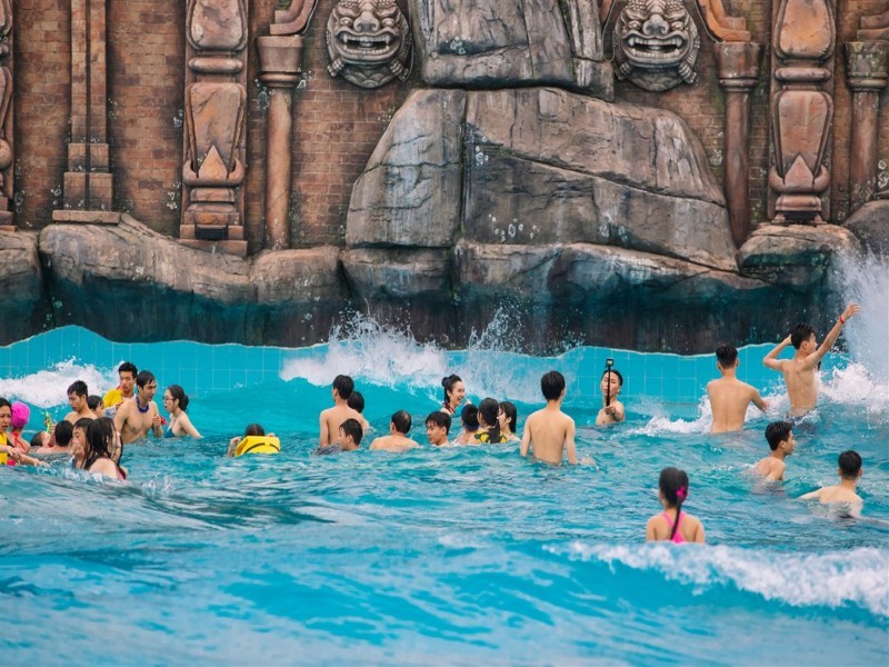 Lối vào chính công viên Sun World Typhoon