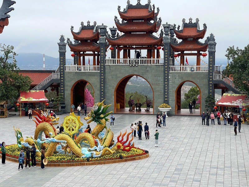 Hình ảnh gian chính điện chùa Ba Vàng