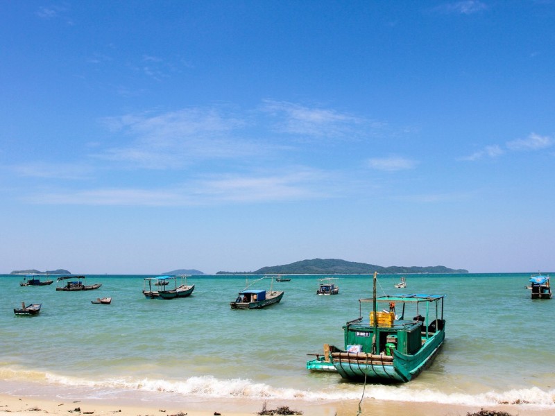 Nước biển trong vắt của Đảo Cô Tô Con, lý tưởng cho những hoạt động bơi lội và thư giãn.