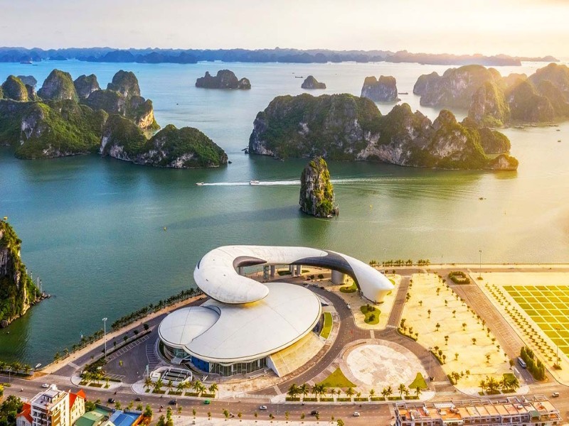 Hình ảnh toàn cảnh Quảng Ninh với vịnh biển và núi non hùng vĩ