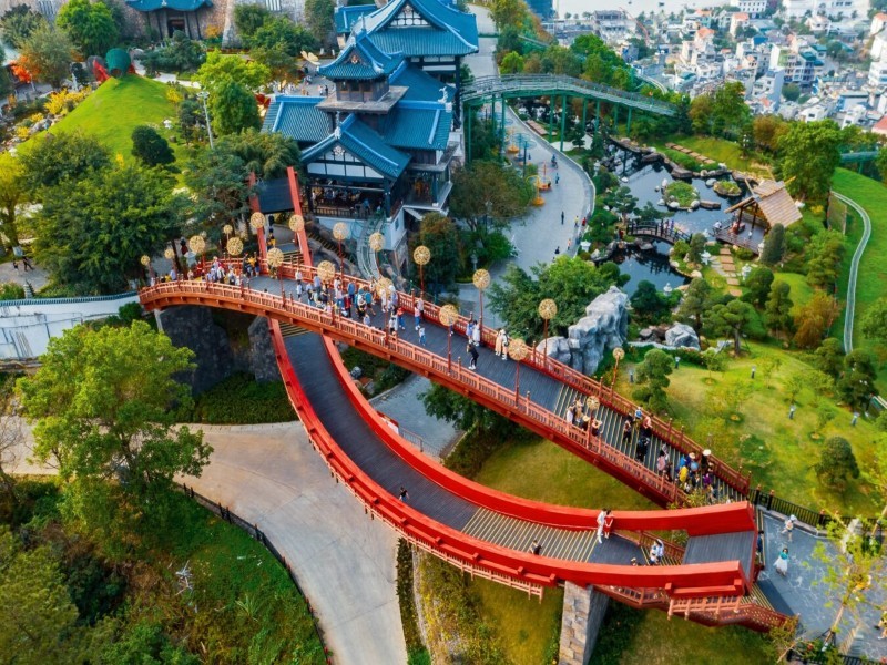 Hình ảnh Sun World Hạ Long với công viên, cầu đỏ và các khu vui chơi hiện đại