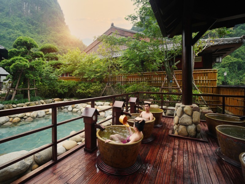 Bồn tắm onsen ngoài trời tại Yoko Onsen Quang Hanh với cảnh quan thiên nhiên