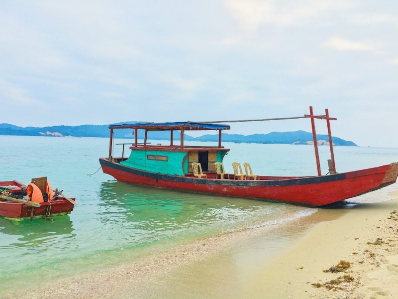 Tour thám hiểm Đảo Cô Tô Con, với các hoạt động leo núi, lặn biển và khám phá những địa điểm bí ẩn của đảo.